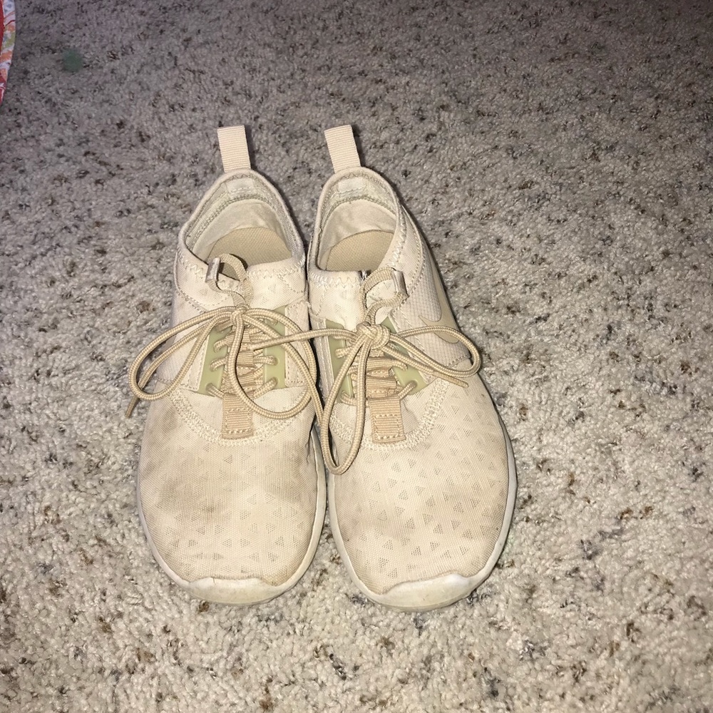 nike tennis shoes